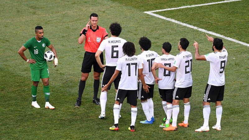 Para pemain Mesir melakukan protes kepada wasit, yang berujung penalti untuk Arab Saudi. Copyright: © Getty Images