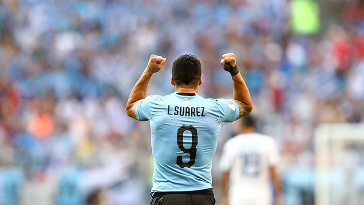 Luis Suarez saat berselebrasi usai mencetak gol ke gawang Rusia. Copyright: © Getty Images