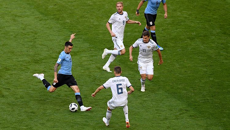 Mathias Vecino mencoba melepaskan tendangan di antara pemain Rusia. Copyright: © Getty Images