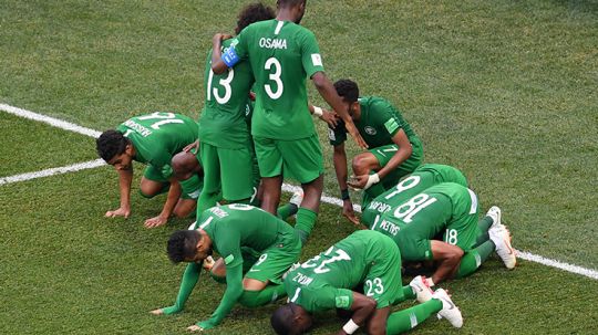Para pemain Arab Saudi bersujud setelah mencetak gol. Copyright: © Getty Images