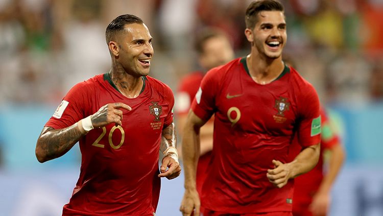 Ricardo Quaresma (kiri) mencetak gol untuk Portugal di laga terakhir fase grup. Copyright: © Getty Images
