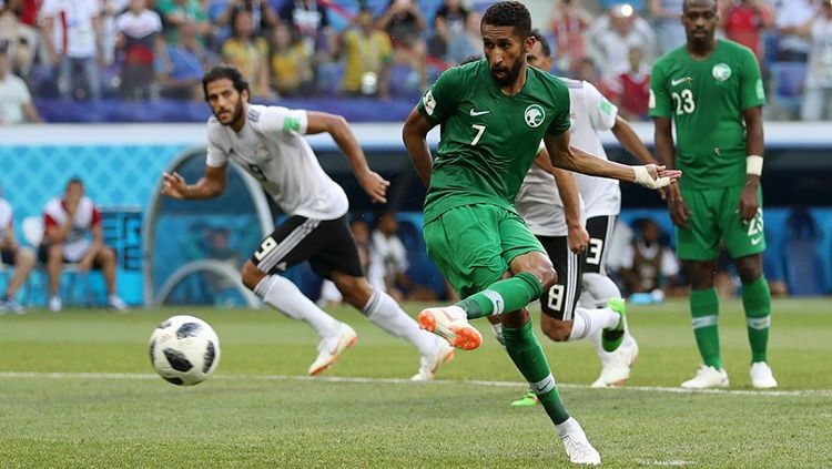 Salan Al Faraj melakukan tendangan penalti Copyright: © Getty Images
