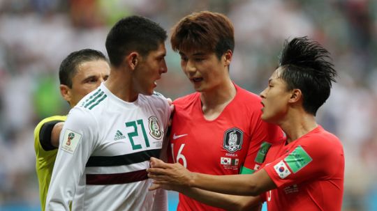 Ki Seung-yong (tengah) bersama Timnas Korsel. Copyright: © Zimbio