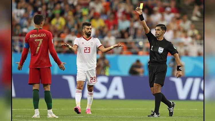 Protes dari Cristiano Ronaldo saat laga Portugal vs Iran. Copyright: © Getty Images