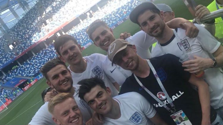 Foto Harry Maguire bersama teman-temannya yang menonton Piala Dunia 2018. Copyright: © Twiitter @HarryMaguire93