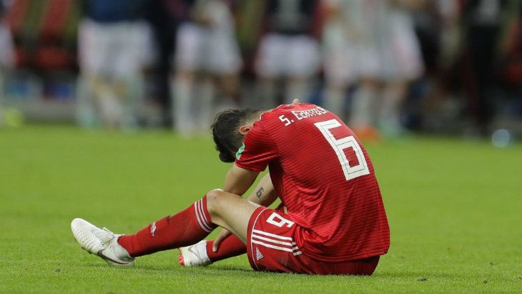 Pemain Iran Saeid Ezatolahi tertunduk lesu di Piala Dunia 2018. Copyright: &copy; Getty Images