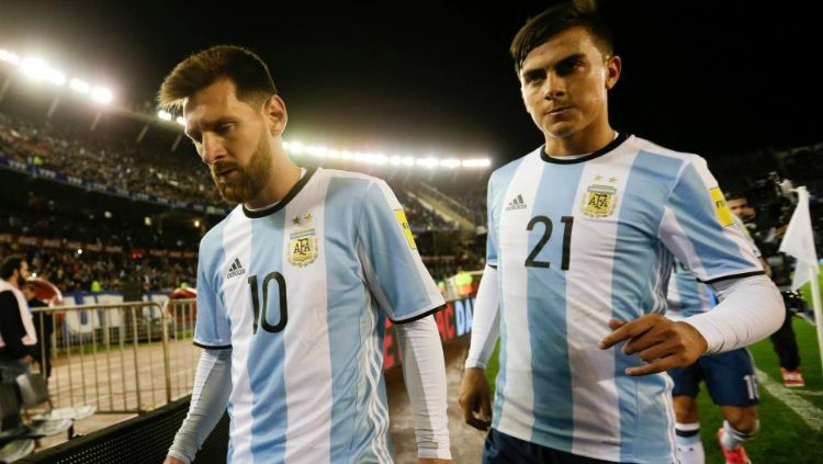 Lionel Messi dan Paulo Dybala tertunduk sedih usai gagal menjuarai Piala Dunia 2018. Copyright: © Getty Images