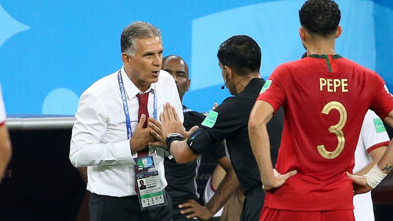 Carlos Queiroz, pelatih Iran saat melakukan protes ke wasit. Copyright: © Getty Images