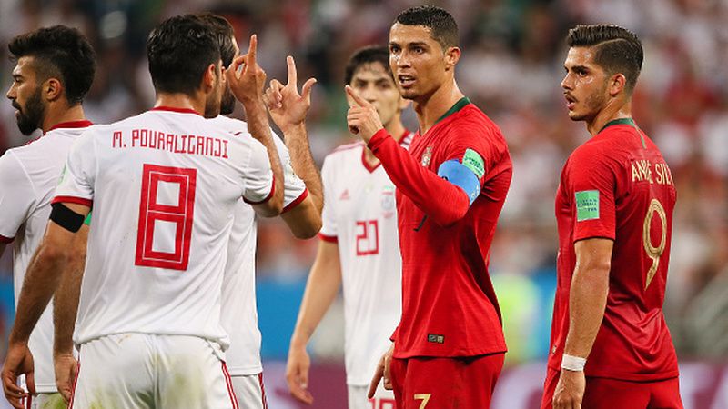 Morteza Pouraliganji saat berargumen dengan Cristiano Ronaldo. Copyright: © Getty Images