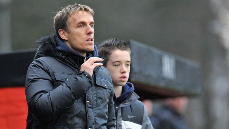 Phil Neville bersama putranya, Harvey. Copyright: © Mirror UK