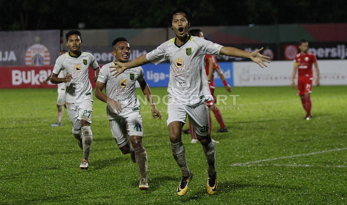 Striker Persebaya Surabaya Rishadi Fauzi merayakan gol di Liga 1 2018. Copyright: © Herry Ibrahim/Indosport.com