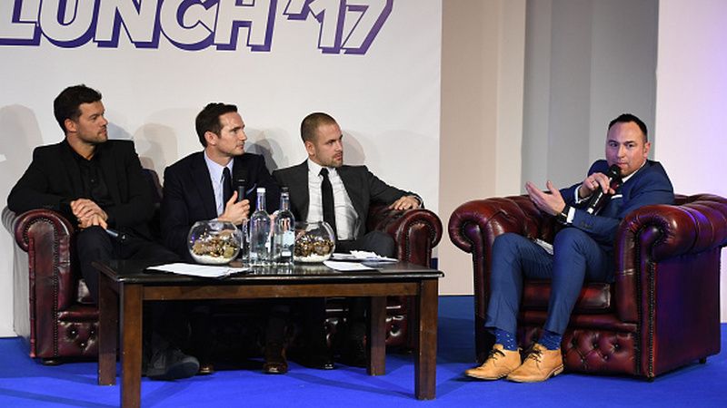 Jason Cundy saat mewawancarai beberapa mantan penggawa Chelsea. Copyright: &copy; Getty Images