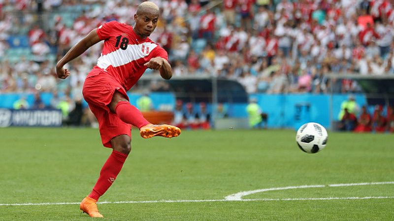 Andre Carrillo melakukan tendangan voli yang berujung gol ke gawang Australia. Copyright: © Getty Images