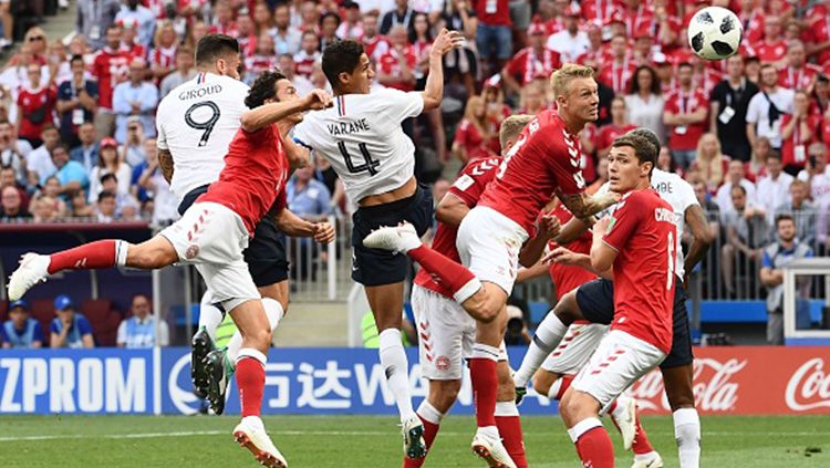 Situasi laga Denmark vs Prancis di Piala Dunia 2018. Copyright: © Getty Images