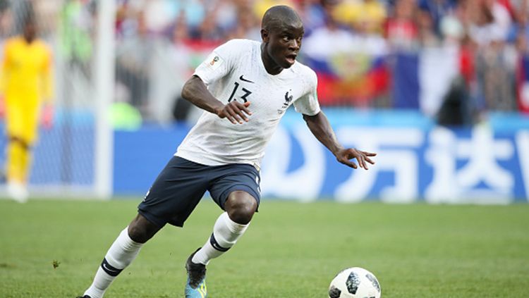 N'Golo Kante saat menguasai bola melawan Denmark di Piala Dunia 2018. Copyright: © Getty Images