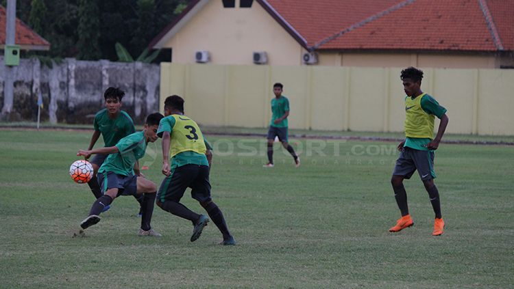 Teks foto Pemain Timnas U-16 berebut bola pada latihan di Lapangan Jenggolo, Sidoarjo pada Selasa (26/6/18). Copyright: © Fitra Herdian/INDOSPORT