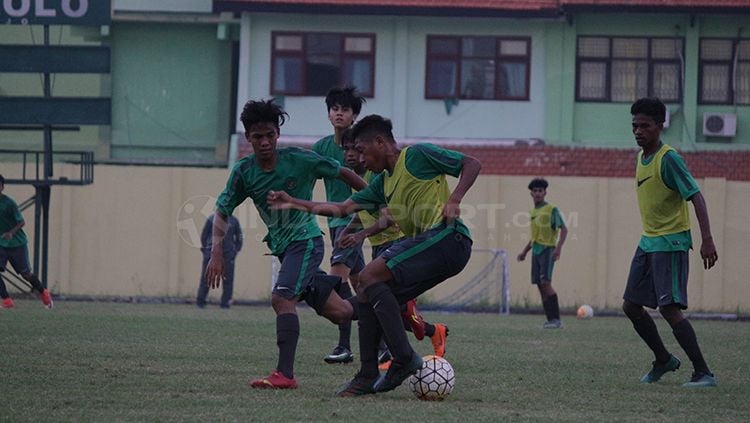Jatuh bangun pemain Timnas U-16 pada latihan di Lapangan Jenggolo, Sidoarjo pada Selasa (26/6/18). Copyright: © Fitra Herdian/INDOSPORT