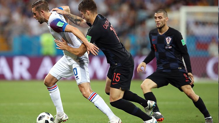 Gylfi Sigurdsson mencoba keluar dari penjagaan pemain Kroasia. Copyright: &copy; Getty Images