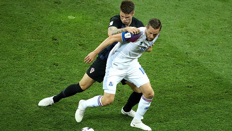 Gylfi Sigurdsson mencoba keluar dari penjagaan pemain Kroasia. Copyright: © Getty Images