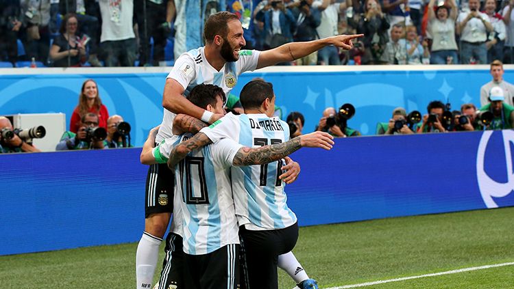 Para pemain Argentina merayakan gol yang dicetak Lionel Messi. Copyright: © Getty Images