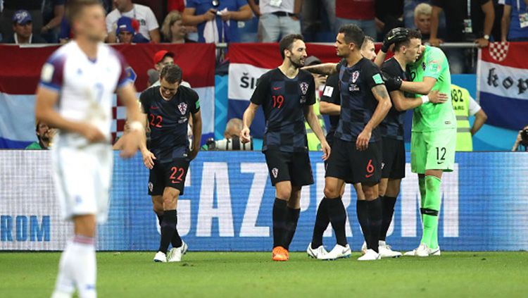 Selebrasi para pemain Kroasia usai cetak gol ke gawang Islandia. Copyright: © Getty Images