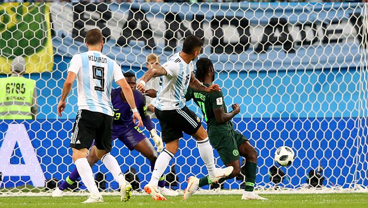 Marcos Rojo mencetak gol. Copyright: © Getty Images
