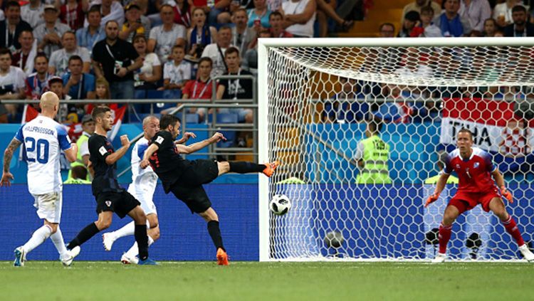 Milan Badelj saat cetak gol ke gawang Islandia. Copyright: © Getty Images