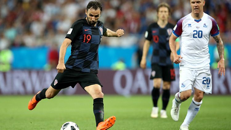 Milan Badelj saat ingin menendang bola. Copyright: © Getty Images