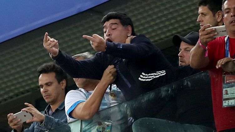 Diego Maradona acungkan jari tengah ke suporter Nigeria. Copyright: © Getty Images