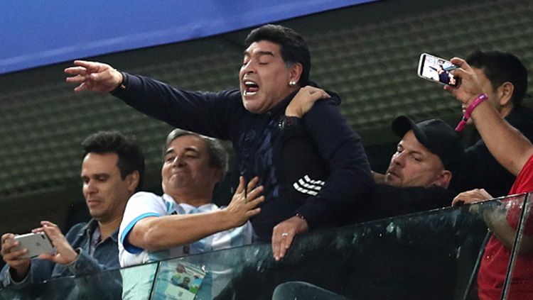 Ekspresi Diego Maradona usai Argentina menang. Copyright: © Getty Images