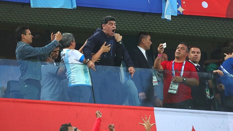 Ekspresi emosional Diego Maradona usai Argentina menang. Copyright: © Getty Images