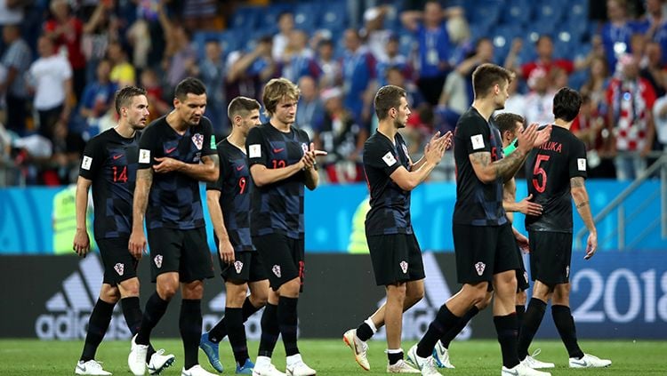 Para pemain Kroasia memberikan apresiasi kepada para pendukungnya usai berhasil lolos ke babak 16 besar. Copyright: © Getty Images