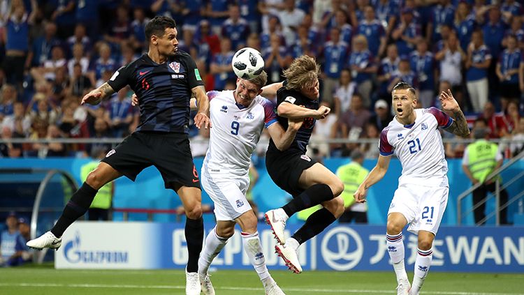 Duel udara di laga Islandia vs Kroasia. Copyright: © Getty Images