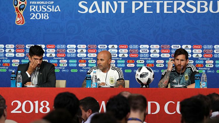 Jorge Sampaoli saat melakukan konferensi pers jelang laga lawan Nigeria. Copyright: © Getty Images