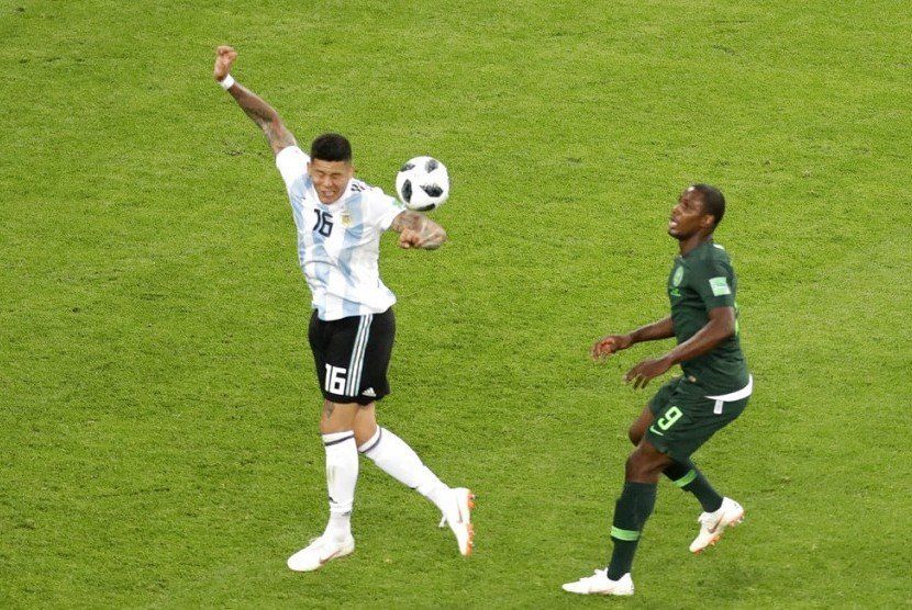 Handball Marcos Rojo Saat Menerima Bola dari Pemain Nigeria di Piala Dunia 2018. Copyright: © Getty Images