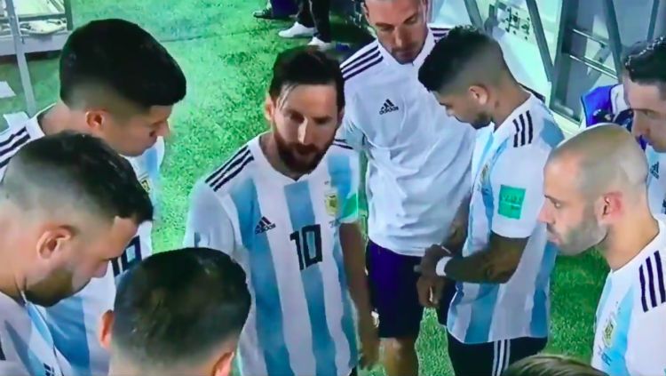 Lionel Messi beri motivasi rekan-rekannya jelang babak kedua kontra Nigeria (27/06/18). Copyright: © BBC