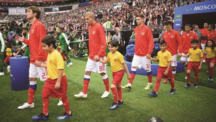 Anak-anak menemani para pemain di Piala Dunia 2018 masuk ke dalam lapangan. Copyright: &copy; Getty Images