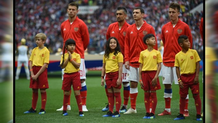 Raina Premiera Gumay (anak kecil di tengah-tengah) menjadi player escort Timnas Rusia di laga pembuka Piala Dunia 2018 kontra Arab Saudi. Copyright: &copy; Getty Images