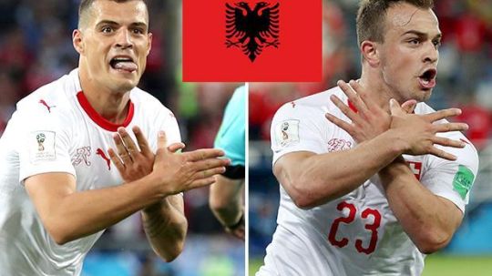 Selebrasi kontroversial ala Granit Xhaka dan Xherdan Shaqiri yang menirukan gestur bendera Albania Copyright: © The Sun