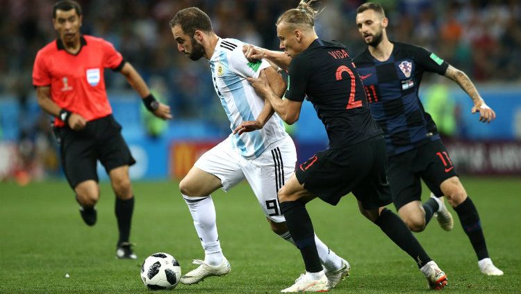 Striker Argentina Gonzalo Higuain saat melewati pemain Kroasia di Piala Dunia 2018 Copyright: © Getty Images