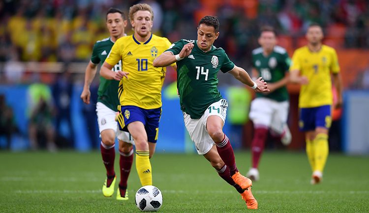 Javier Hernandez dijaga ketat oleh pemain Swedia. Copyright: © Getty Images