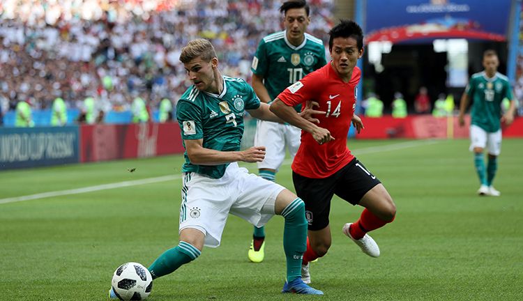 Timo Werner sedang berebut bola dengan pemain Korea Selatan. Copyright: © Getty Images