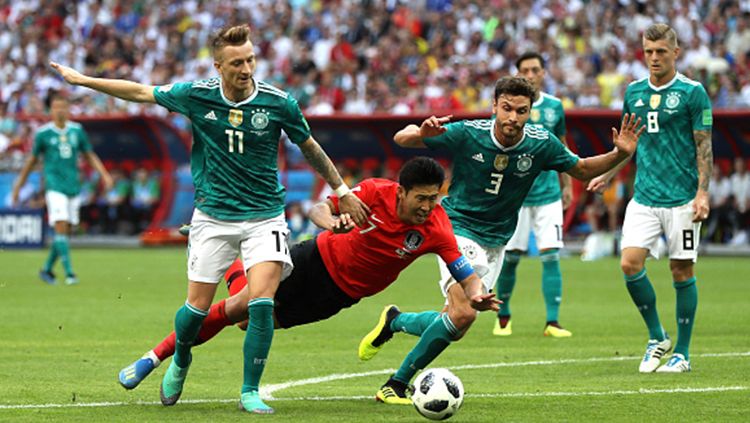 Marco Reus jaruhkan Son Heung-Min di pertandingan yang mempertemukan Korea Selatan dengan Jerman. Copyright: © Getty Images