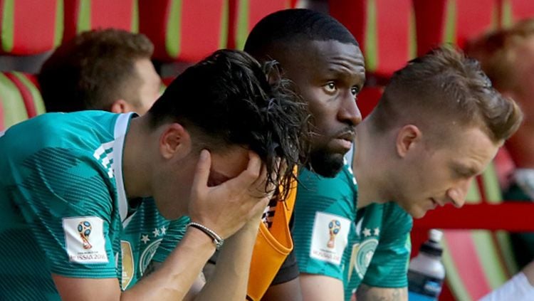Para pemain Timnas Jerman tertunduk lesu kala tersingkir di Piala Dunia 2018 Copyright: © Getty Images