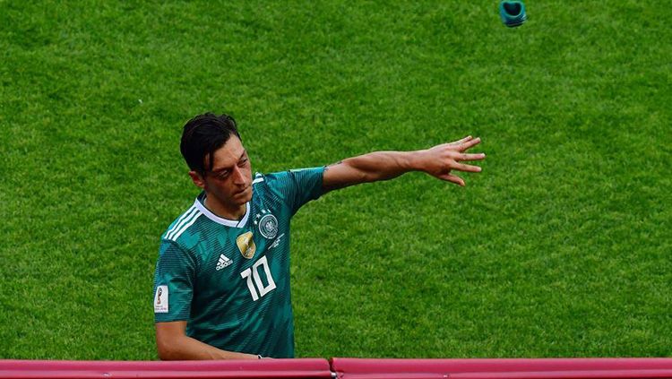 Mesut Ozil tampak kesal usai Jerman tersingkir dari Piala Dunia 2018. Copyright: © Getty Images