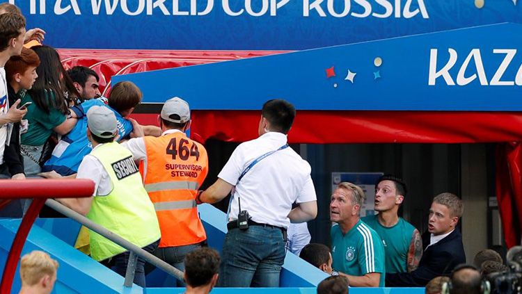 Mesut Ozil terlibat perkelahian dengan fans Jerman. Copyright: © Getty Images