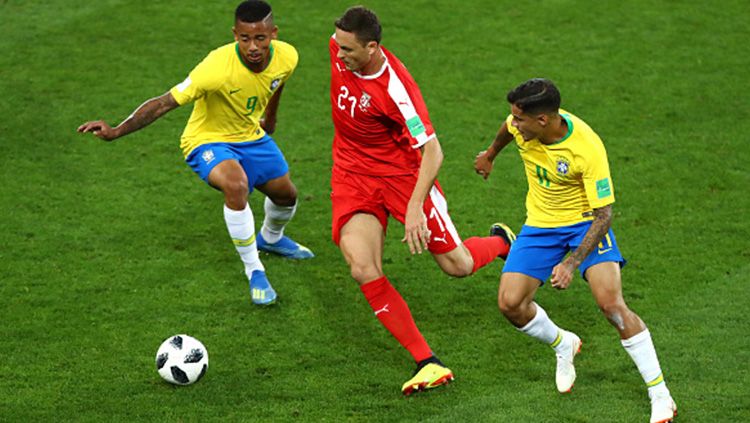 Nemanja Matic saat melindungi bola dari rebutan pemain Brasil. Copyright: © Getty Images