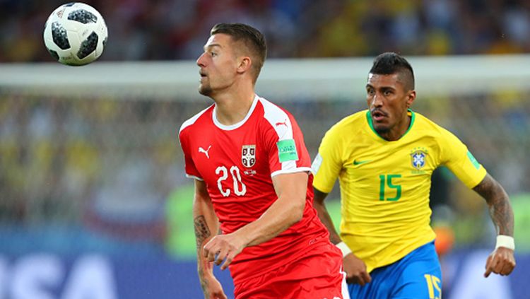 Paulinho saat mengejar bola dari pemain Serbia. Copyright: © Getty Images