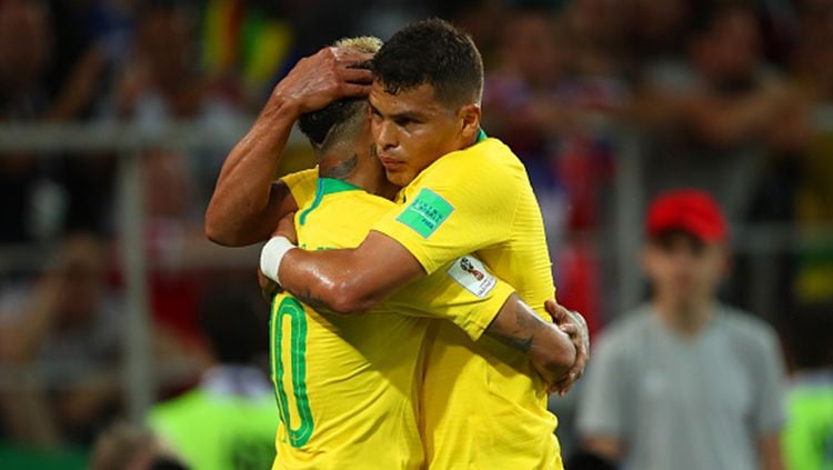 Thiago Silva dan Neymar berpelukan. Copyright: © Getty Images
