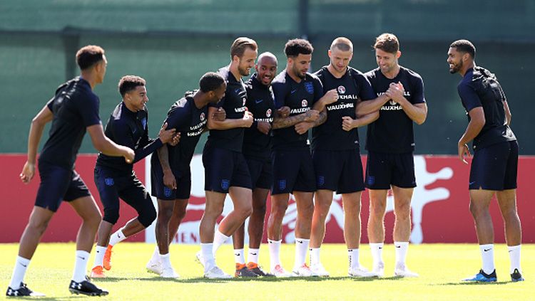 Sambil bersenda gurau, Timnas Inggris lakukan sesi latihan. Copyright: © Getty Images